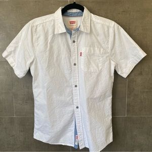 White shirt Levi’s for your teenager